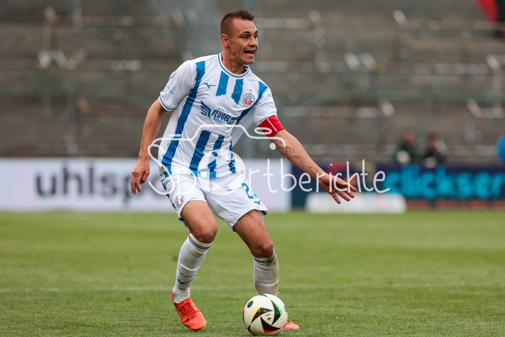 SpVgg Unterhaching - FC Hansa Rostock | am Ball Fanz PFANNE (SpVgg Unterhaching 23) / Einzelfoto / Freisteller / 3. Liga: SpVgg Unterhaching - FC Hansa Rostock, Uhlsport Park am 07.05.2025