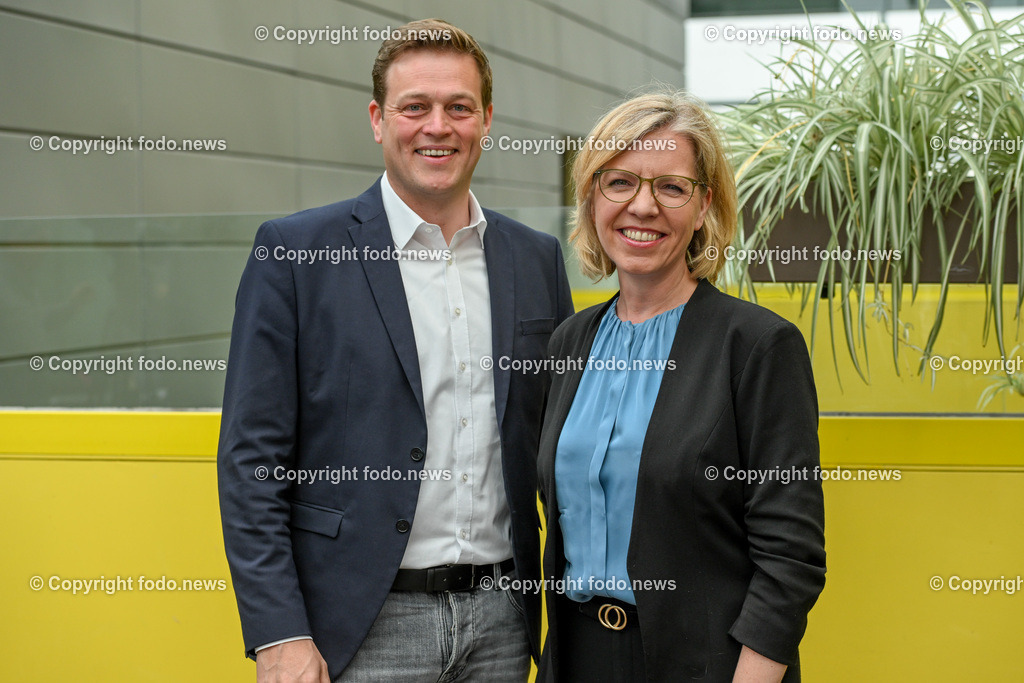 Pressekonferenz mit BMin Gewessler und LR Kaineder_ Neues UVP-Gesetz ist Turbo für die Energiewende in Oesterreich_ 02.05.2023-26 | 02.05.2023, Cubus Linz, AUT, Pressekonferenz mit BMin Gewessler und LR Stefan Kaineder, Neues UVP-Gesetz ist Turbo für die Energiewende in Oesterreich und ein Schluessel zum Heben des enormen Windkraftpotenzials in Oberoesterreich, im Bild LR Stefan Kaineder (Die Gruenen), BMin Eleonore Gewessler (Die Gruenen, Klimaschutz, Umwelt, Energie, Mobilitaet, Innovation und Technologie)