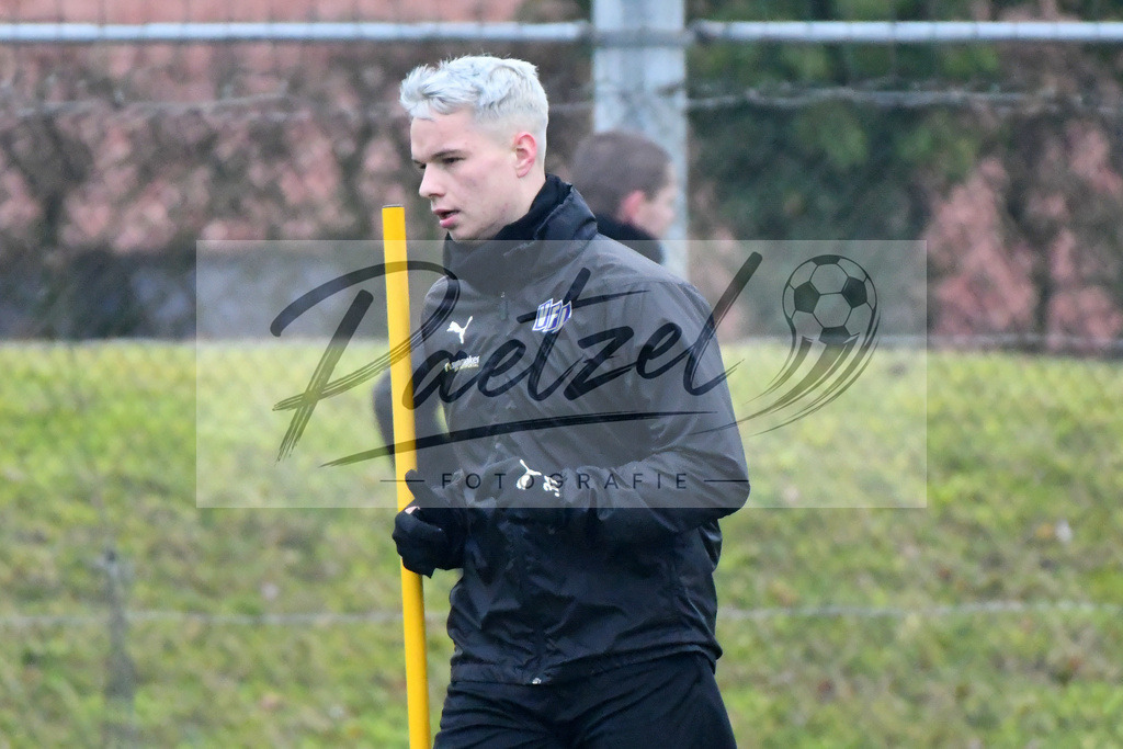20200125_TRAOSN_0032 | Fußball, Herren: Niklas Schmidt (VfL Osnabrück) schaut beim Training des VfL Osnabrück am 25.01.2020 im Sportpark Illoshöhe in Osnabrück, Deutschland.(Foto von Nico Paetzel) - Realisiert mit Pictrs.com