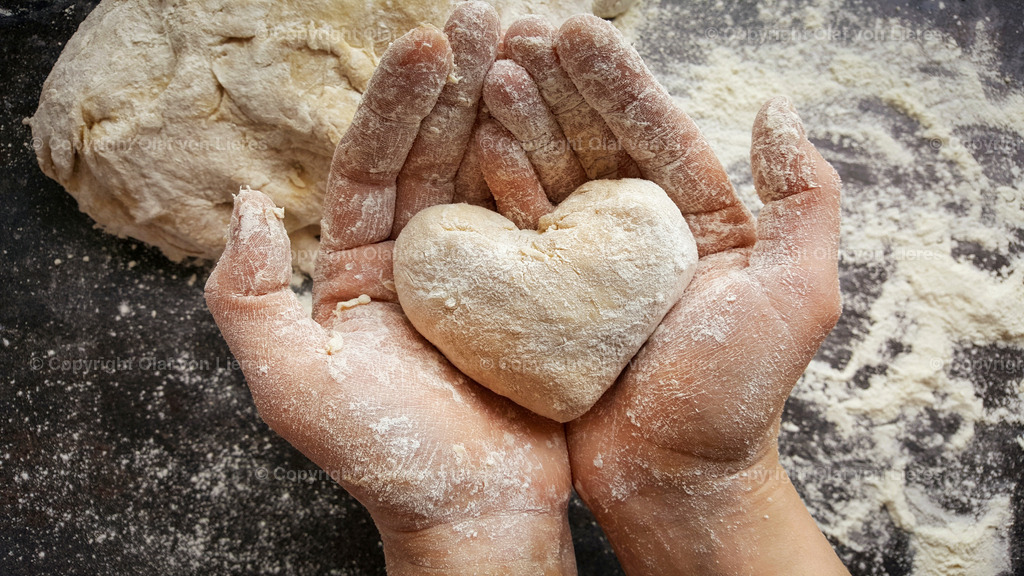 Backen Wandbilder | Teig in Herzform mit Mehl