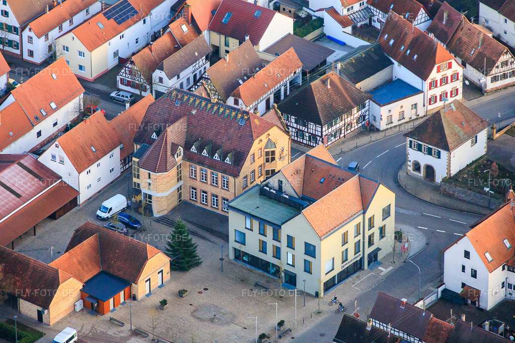 Luftbild: Dorfplatz mit Bürgerhaus und VR Bank Südpfalz eG Filiale Ottersheim in Ottersheim bei Landau im Bundesland Rheinland-Pfalz in Deutschland. Foto: IMG_152125.jpg vom 12.12.2025 durch Werner Riehm/FLY-FOTO.deVR Bank Südpfalz - VR Bank Südpfalz eG