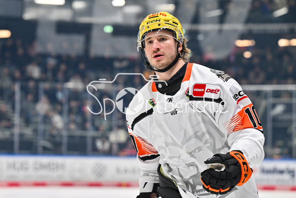 Augsburger Panther - Löwen Frankfurt | AUGSBURG, GERMANY - 16. JANUARY: Jubel der Gäste nach dem Treffer zum 0-1 durch Jakob LILJA (Löwen Frankfurt 10) / Tor / Torschuetze / Freude / Happy während dem Match zwischen den Augsburger Panthern und den Löwen Frankfurt am 40. Spieltag der penny DEL im Curt Frenzel Stadion