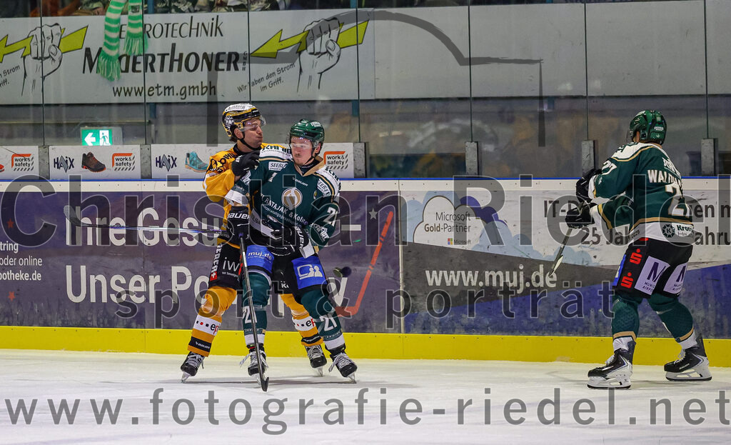 2025-11-02_056_TSV_Erding_gegen_EV_Fuessen | Erding, Deutschland, 02.11.2025:Eishockey, Oberliga Süd 2025 / 2026, 15. Spieltag, TSV Erding gegen EV Füssen, Endergebnis: 2:6Erik Modlmayr (Erding Gladiators, #21), Mark Waldhausen (Erding Gladiators, #27)Foto: Christian Riedel / fotografie-riedel.net