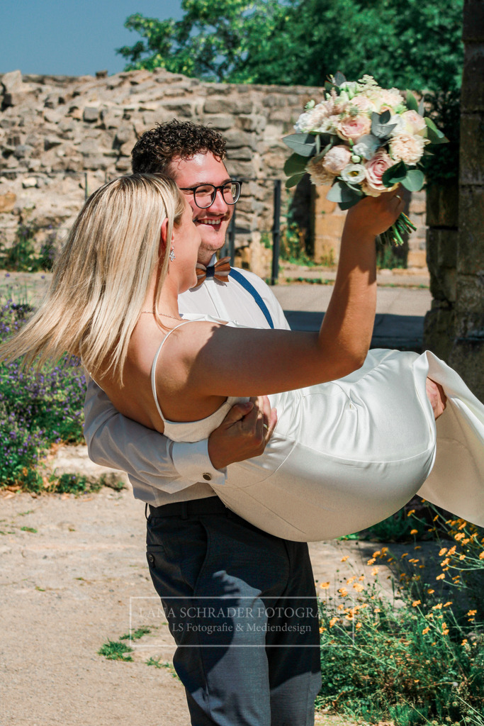 Hochzeit Sven _ Evi 30.06.22 Standesamt-05 | lanaschraderfotografie - Realisiert mit Pictrs.com