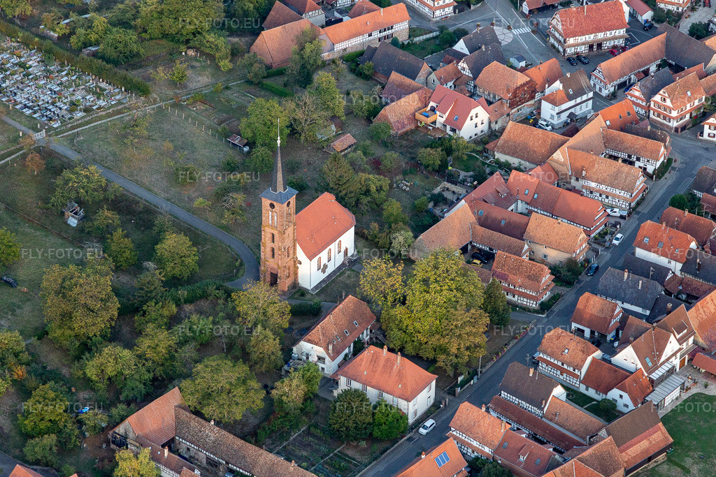 Vue aérienne: Église protestante à Hunspach dans le département Bas Rhin, France. Photo: IMG_123290.jpg prise le 30/09/2020 par Werner Riehm/FLY-FOTO.eu – Résolution de l'original: 4979 x 3319 px