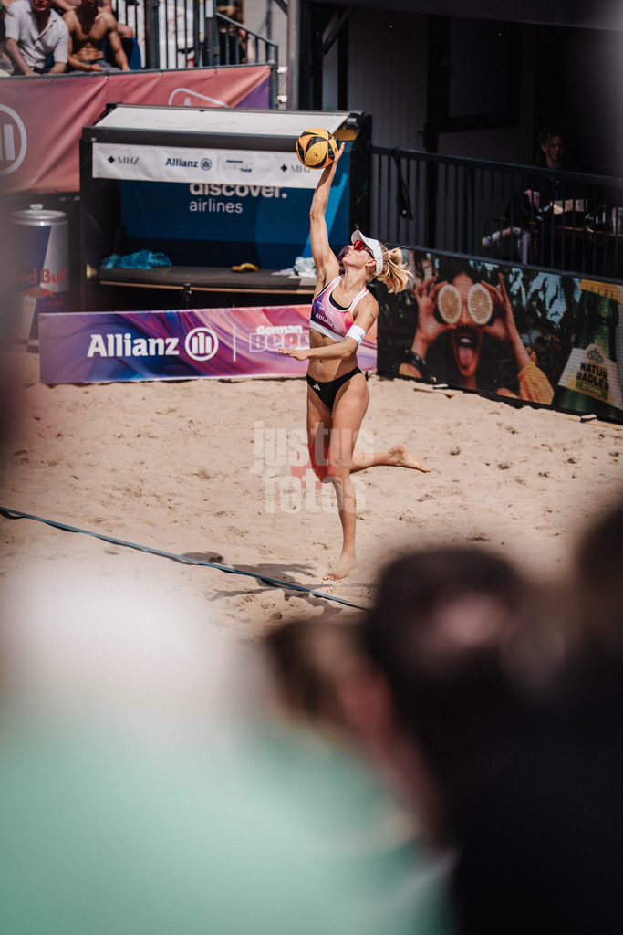 Beachvolleyball | Männer | Allianz German Beach Tour 2025 | Tourstop Hamburg | 31.05.2025 | Linda Bock beim Aufschlag