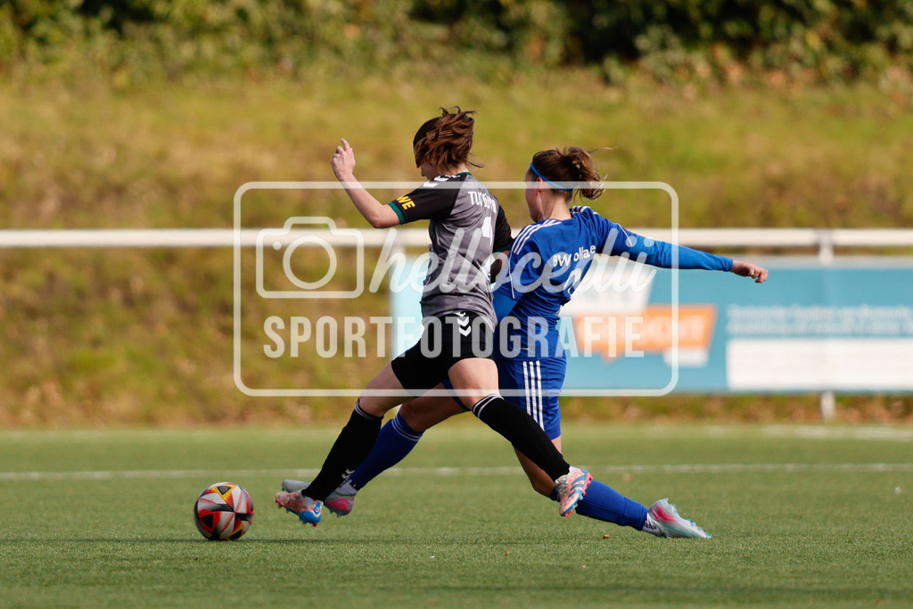 Fußball I Frauen I Saison 2025-2026 I Oberliga Niedersachsen I 16. Spieltag I BW Hollage - TuS Büppel I 15.03.2026-52 | Luisa Kämmer (2, TuS Büppel) und Katleen Strunk (2, BW Hollage) im Zweikampf um den Ball. - Realisiert mit Pictrs.com
