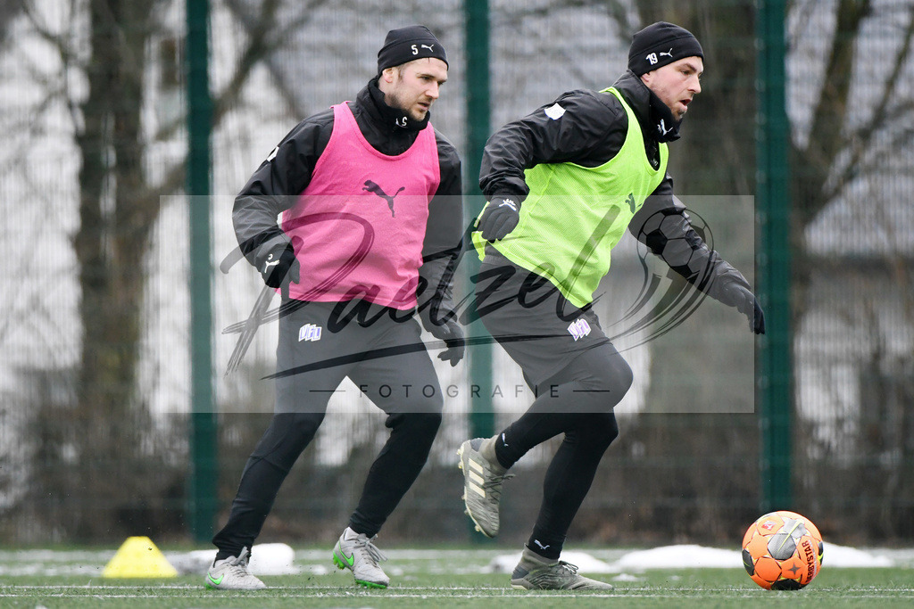 20200226_TRAOSN_0094 | Fussball, Herren: Konstantin Engel (VfL Osnabrueck) und Kevin Wolze (VfL Osnabrueck) im Zweikampf waehrend der Trainingseinheit des VfL Osnabrueck im Sportpark Illoshoehe am 26.02.2020 in Osnabrueck, Deutschland. - Realisiert mit Pictrs.com