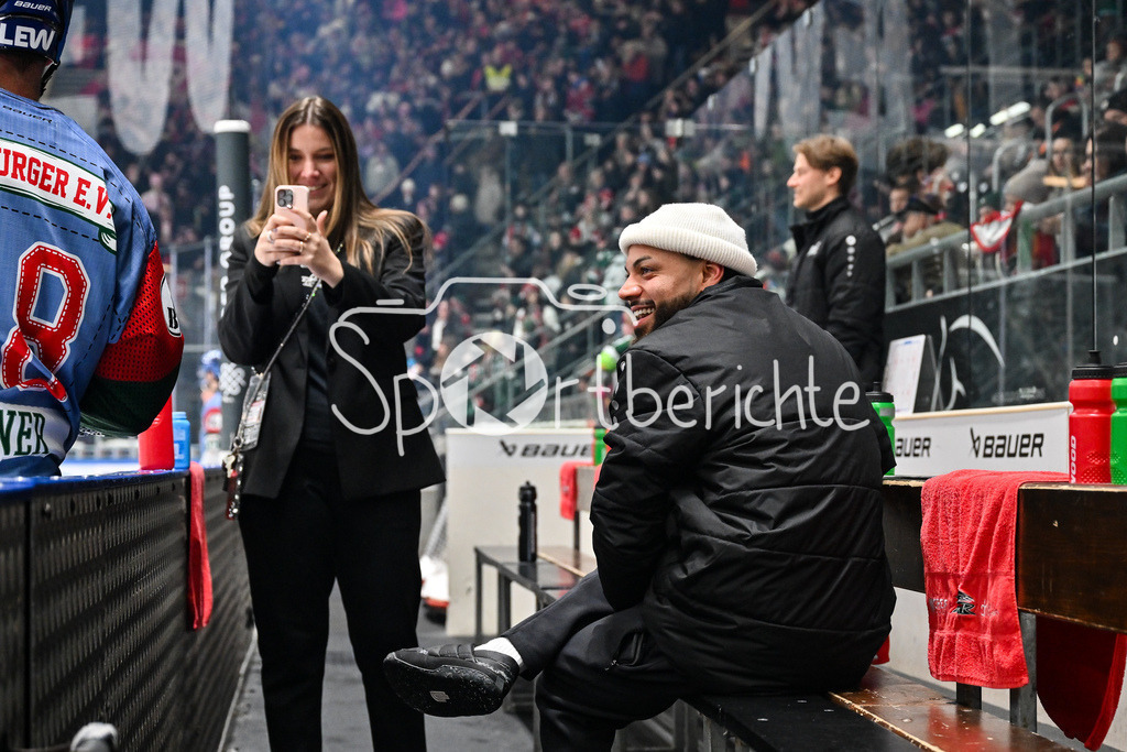 Augsburger Panther - Kölner Haie | AUGSBURG, GERMANY - 11. JANUARY: im Bild Selina WEISS und Miles HOLLOWAY vor dem Match zwischen den Augsburger Panthern und den Kölner Haien am 39. Spieltag der penny DEL im Curt Frenzel Stadion