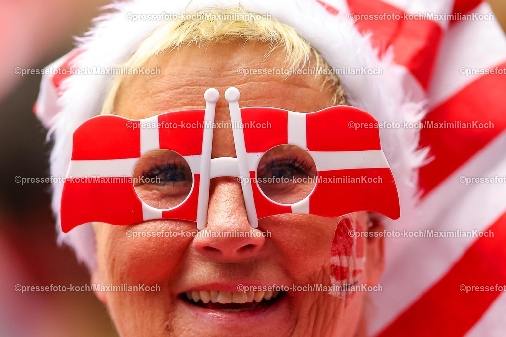 EHF16012602002 | 16.01.2026, Handball, Men's EHF EURO 2026, Dänemark - Nordmazedonien, Jyske Bank Boxen in Herning, Dänemark, Preliminary Round: Zuschauer Fans Dänemarkfans Handballfans Feature Flagge Brille Flaggen Verkleidet Verkleidung Nationalfahne Nationalflagge