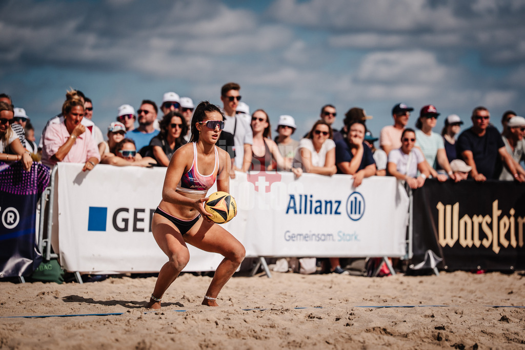 Beachvolleyball | Frauen | Deutsche Meisterschaften 2025 Timmendorfer Strand | 04.09.2025 | Sophia Neuß beim Aufschlag