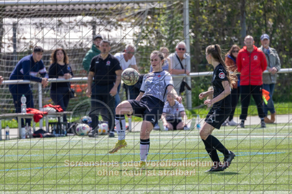 20250427_122831_0512 | #,1.Göppinger SV (weiß) vs. TSV Ruppertshofen (schwarz), Fußball, Frauen-Regionenliga 3 - Bezirk WfV, 21. Spieltag, Saison 2024/2025, Kunstrasenplatz Nord, Hohenstaufenstr. 116, 73033 Göppingen, 27.04.2025 - 11:00 Uhr,Foto: PhotoPeet-Sportfotografie/Peter Harich