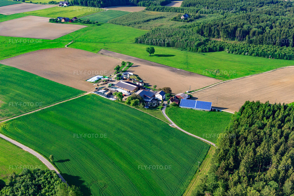 Luftbild: Aussiedlerhof mit PV-Anlage und Biogas im Ortsteil Liggersdorf in Hohenfels im Bundesland Baden-Württemberg in Deutschland. Foto: IMG_57636.jpg vom 08.06.2013 durch Werner Riehm/FLY-FOTO.de