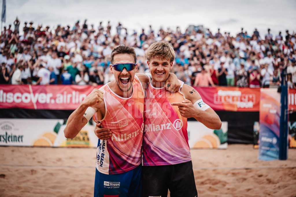 Beachvolleyball | Männer | Allianz German Beach Tour 2025 | Tourstop München | 06.07.2025 | v.l. Luis Kubo und David Poniewaz jubeln nach dem Sieg