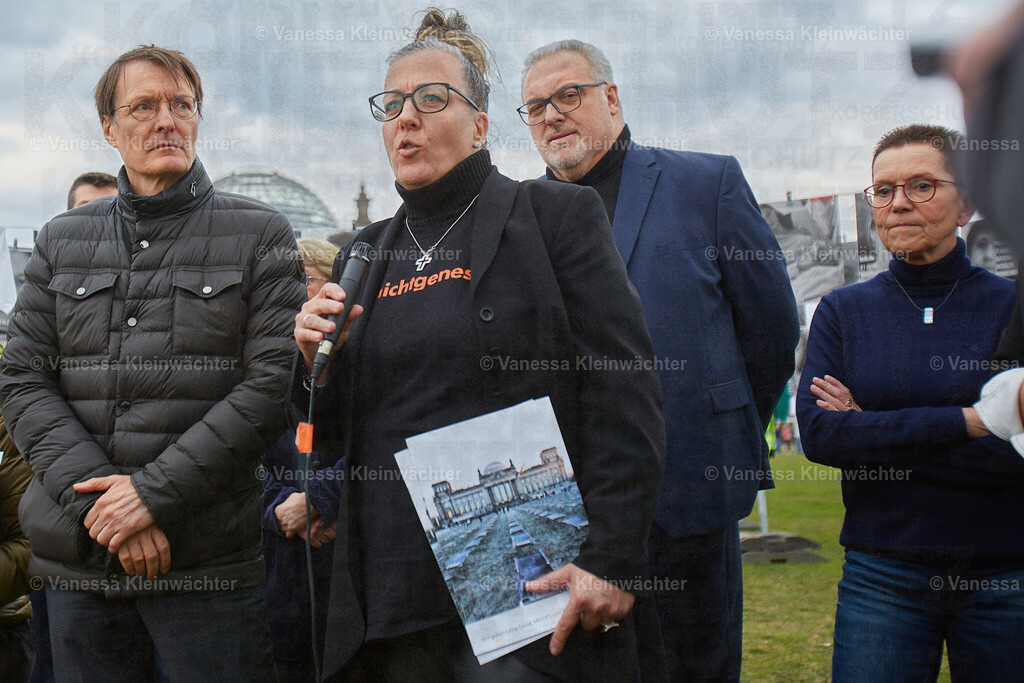#NichtGenesen am Bundestag zum International LongCovid Awareness Day 2024 | Mit Fotos von arbeitsunfähigen Betroffenen fordert die Initiative #NichtGenesen anlässlich des International LongCovid Awareness Day am 15.03.2024 vor dem Reichstag mehr Geld für Forschung und soziale Absicherung. Bundesgesundheitsminister Karl Lauterbach und weitere MdBs sprechen mit den Demonstrant*innen. - Realisiert mit Pictrs.com