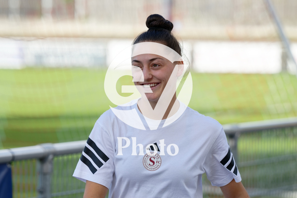 DZ8_6616_c | Switzerland: AXA Womens Super League 2025/26, Servette FC Chenois Feminin vs FC Aarau Frauen - Stade des Trois-Chene, Chene-Bourge: Players of Servette FC Chenois Feminin arrive at the stadium