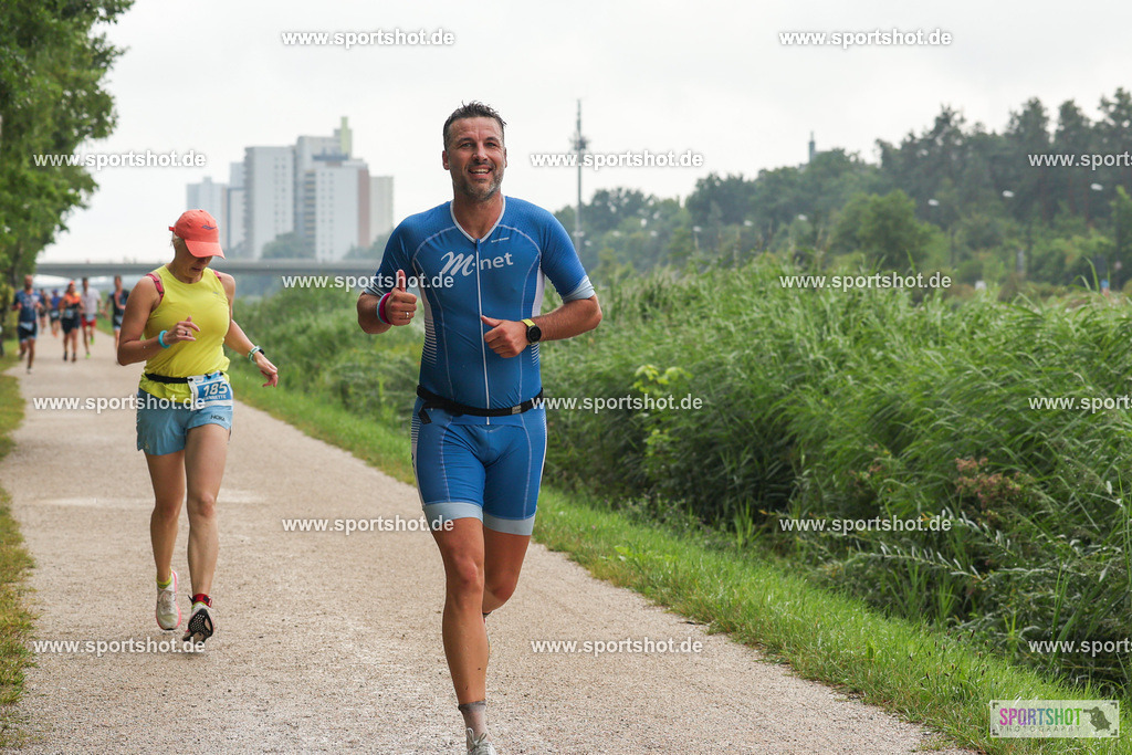 LUR_1678 | 34. M-net Erlanger Triathlon 2025 #erlangertriathlon  #mnettriathlon2025 #mnettriathlon #team #olympischedistanz #mitteldistanz #triathlon #maindonaukanal  #erlangertriathlon2025 #yourpictrs #tv1848 #tv1848erlangen  #triathlonbayern #sportinerlangen #demsportverbunden #sportshot_your_pictrs Copyright: www.sportshot.de