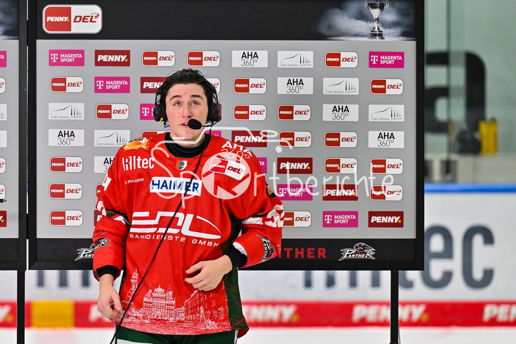 Augsburger Panther - Schwenninger Wild Wings | AUGSBURG, DEUTSCHLAND - 2. NOVEMBER:  Enrico HENRIQUEZ (Augsburger Panther 52) beim Interview von MagentaSport beim Ligaspiel zwischen den Augsburger Panthern und den Schwenninger Wild Wings am 17. Spieltag der Penny DEL im Curt Frenzel Stadion am 02.11.2025