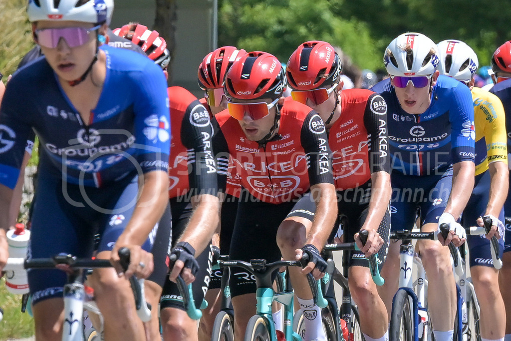 Tour de Suisse 2025 - 17. Juni 2025 | Tour de Suisse 2025Winterthurstrasse, NeftenbachDas Peloton.Bild: Sportfotografie Markus Aeschimann | www.markus-aeschimann.ch - Realisiert mit Pictrs.com