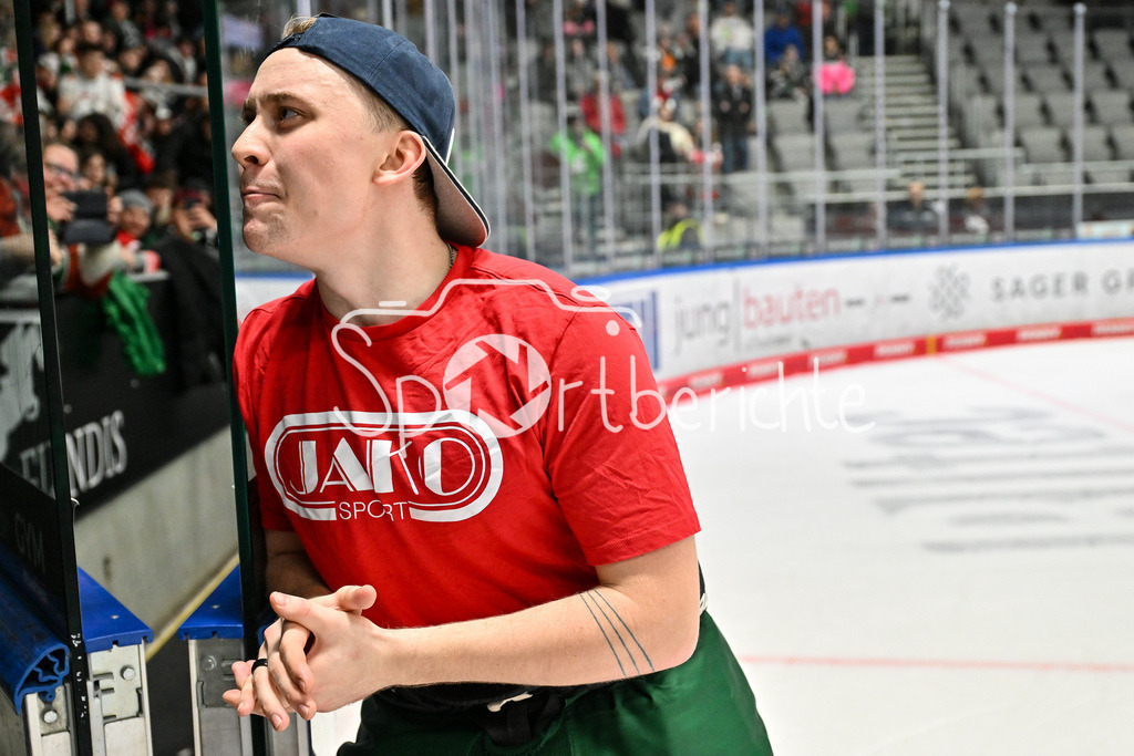 Augsburger Panther - Straubing Tigers | Die Panther feiern zusammen mit den Fans den Heimsieg gegen Straubing / DEL: Augsburger Panther - Straubing Tigers, Curt Frenzel Stadion am 29.11.2024 /  Florian ELIAS (Augsburger Panther #67)