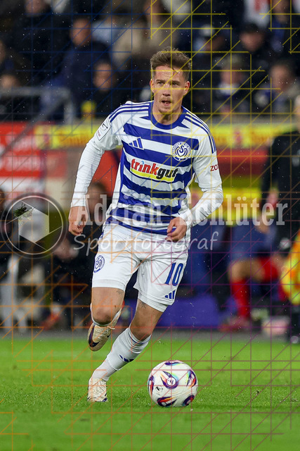 MSV Duisburg vs Rot-Weiss Essen - 3. Liga | Duisburg, Deutschland, 26.10.25:   Christian Viet (MSV Duisburg) in Aktion am Ball, Einzelaktion waehrend des Spiels der 3. Liga MSV Duisburg vs Rot-Weiss Essen in der schauinsland-reisen-arena(Foto von Brauer-Fotoagentur / Adrian Schlueter)