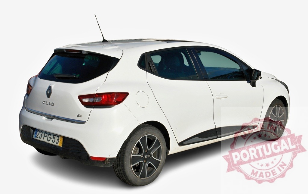 White Renault Clio parked with dark windows and rims | Modern white Renault Clio parked on white background, featuring dark windows and rims - Realisiert mit Pictrs.com