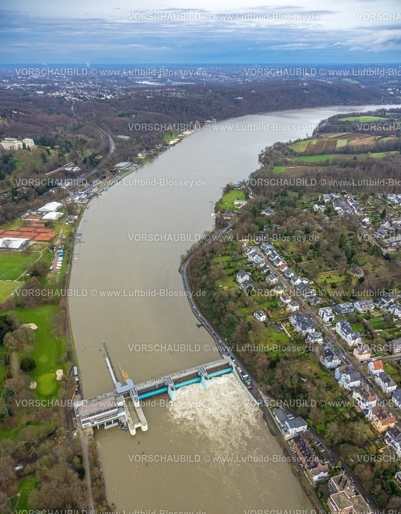 Essen231202777Werden-topaz | Luftbild, Ruhrhochwasser, Weihnachtshochwasser 2023, Fluss Ruhr tritt nach starken Regenfällen über die Ufer, Überschwemmungsgebiet am Baldeneysee Stauwehr, Spaziergänger und Schaulustige, Bredeney, Essen, Ruhrgebiet, Nordrhein-Westfalen, Deutschland