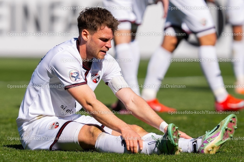 xydr06042501087 | 06.04.2025, xydrx, Fußball, Borussia Dortmund II - FC Ingolstadt 04, 3.Liga, Stadion Rote Erde, Saison 2024 2025: Simon Lorenz (FC Ingolstadt #32) sitzt auf dem Boden nach dem Spielende, enttäuscht über den 3:3 Entstand DFB regulations prohibit any use of photographs as image sequences and or quasi-video.