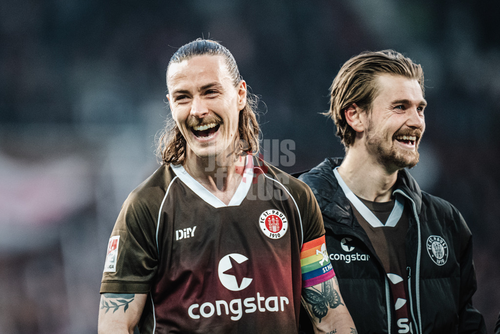 Fußball | Männer | Saison 2023/2024 | 2. Fußball-Bundesliga | 31. Spieltag | FC St. Pauli vs. FC Hansa Rostock | 26.04.2024 | v.l. Jackson Irvine (#7, FC St. Pauli) sichtlich Glücklich mit Connor Metcalfe (#24, FC St. Pauli)