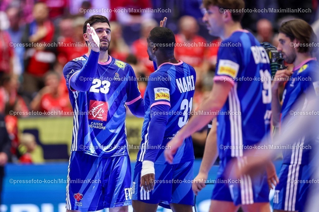 EHF24012601132 | 24.01.2026, Handball, Men's EHF EURO 2026, Frankreich - Portugal, Jyske Bank Boxen in Herning, Dänemark, Main Round: Abschlussjubel nach dem Sieg der Franzosen gegen Portugal.  Ludovic Fabregas (France #23)  Dylan Nahi (France #31) 