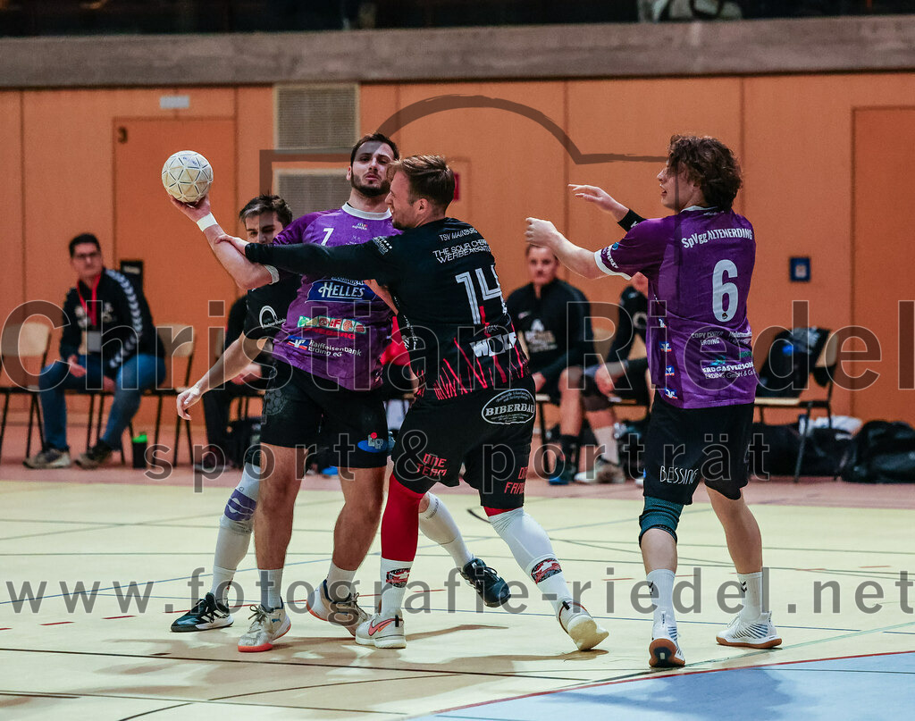 2023-11-26_013_SpVgg_Altenerding_gegen_TSV_1861_Mainburg | Erding, Deutschland, 26.11.2023:
Handball, Bezirksoberliga Männer 2023 / 2024, 9. Spieltag, SpVgg Altenerding gegen TSV 1861 Mainburg, Endergebnis: 34:20

Simon Rüdiger (SpVgg Altenerding, #7), Marius May (TSV 1861 Mainburg, #14), Jabob Köhler (SpVgg Altenerding, #6)

Foto: Christian Riedel / fotografie-riedel.net