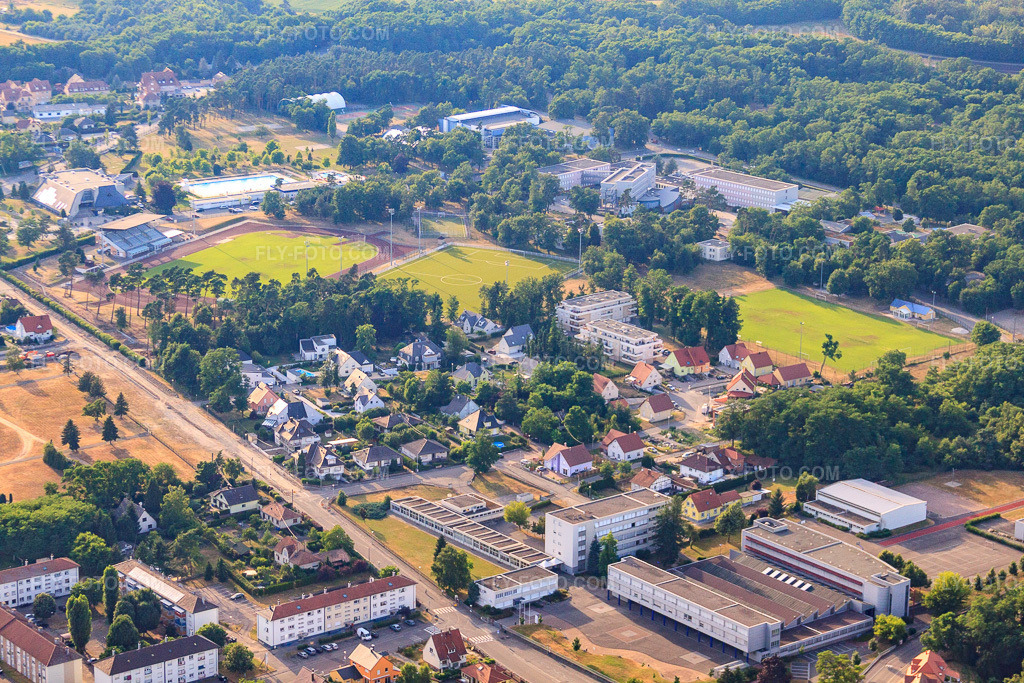Aerial view: Stade des Pins and Lycée Professionnel Philippe Charles Goulden in Bischwiller in the state Bas-Rhin, France. – Photo: IMG_30433.jpg taken on 07/09/2010 by Werner Riehm/FLY-FOTO.com – Resolution of the original: 4752 x 3168 px – Lycée des métiers de Bischwiller - Charles-Philippe Goulden
