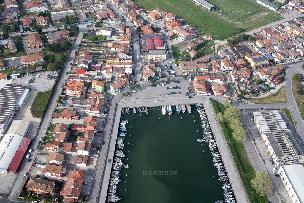 Luftbild: Yachthafen mit Sportboot- Anlegestellen und Bootsliegeplätzen am Uferbereich der Adria in Emilia-Romagna in Goro im Bundesland Ferrara in Italien. Foto: IMG_087268.jpg vom 05.04.2016 durch Werner Riehm/FLY-FOTO.de