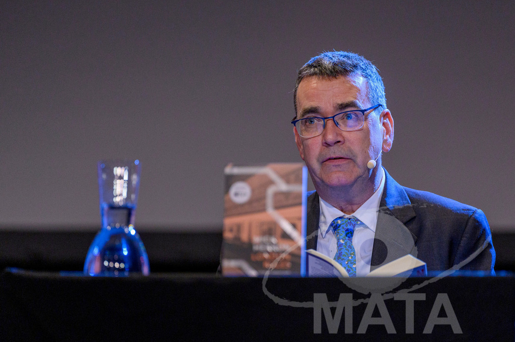 _DWA5369 | Mick Herron bei der lit.Cologne 2023 Veranstaltung 'Mick Herron erklärt die London Rules' im Ostermann-Saal. Köln, 08.03.2023 - Realisiert mit Pictrs.com