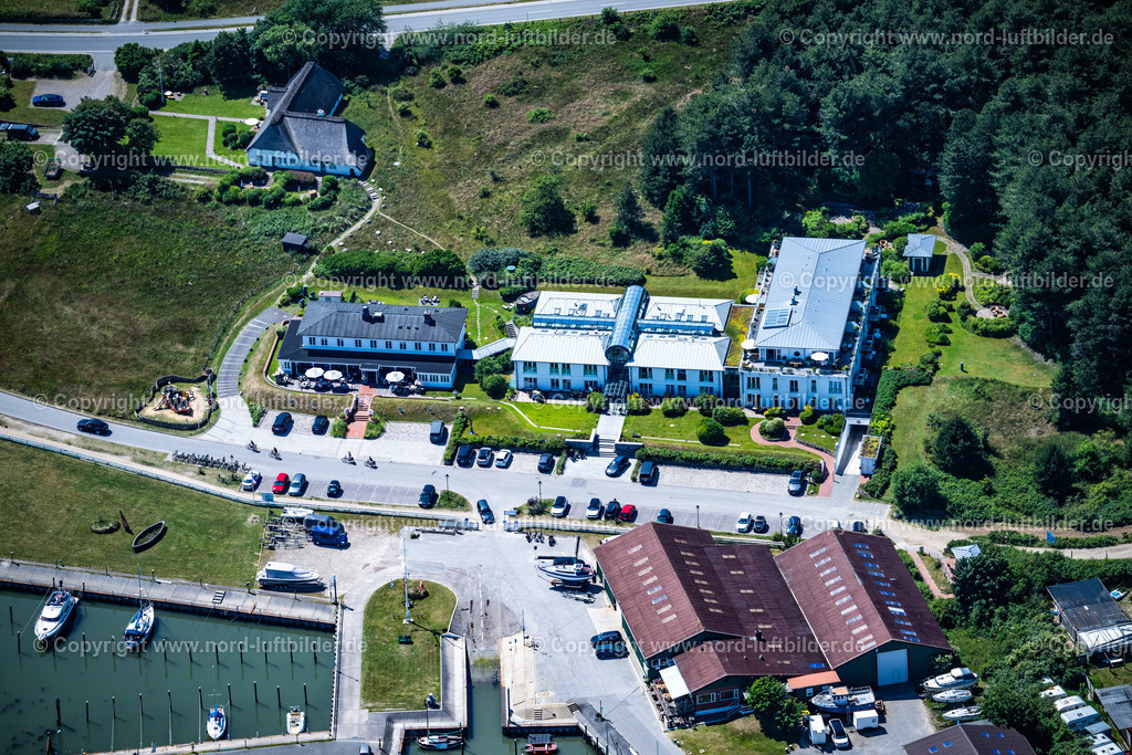 Sylt_Munkmarsch_Hotel_Fährhaus_Sylt_ELS_1595210625 | SYLT 21.06.2025 Gebäudekomplex der Hotelanlage " Hotel Fährhaus Sylt " an der Straße Bi Heef im Ortsteil Ost in Sylt Nordsee - Insel im Bundesland Schleswig-Holstein, Deutschland. Weiterführende Informationen bei: Hotel Fährhaus Sylt. // Complex of the hotel building " Hotel Faehrhaus Sylt " on street Bi Heef in the district Ost in Sylt North Sea Island in the state Schleswig-Holstein, Germany. Further information at: Hotel Faehrhaus Sylt. Foto: Martin Elsen