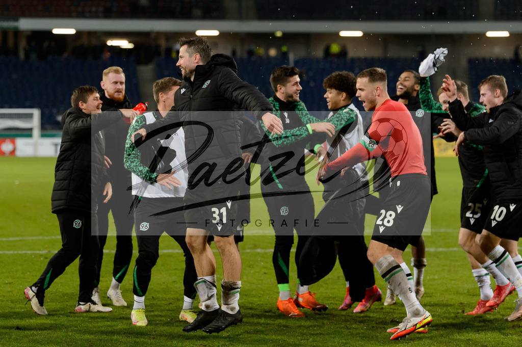 H96DUS20211027_081 | Fussball, Herren: . Spieler von Hannover 96 Schlussjubel, jubelt ueber den 3:0 Sieg bei dem Spiel der 2. Runde im DFB-Pokal zwischen Hannover 96 und Fortuna Duesseldorf in der HDI-Arena am 27.10.2021 in Hannover, Deutschland.DFB / DFL REGULATIONS PROHIBIT ANY USE OF PHOTOGRAPHS AS IMAGE SEQUENCES AND/OR QUASI-VIDEO. - Realisiert mit Pictrs.com