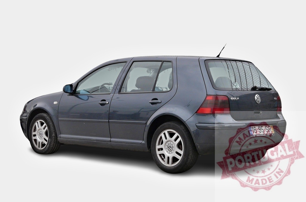Dark gray Volkswagen Golf IV generation parked on white background | Three-quarter rear view of a dark gray fourth generation Volkswagen Golf parked on a white background - Realisiert mit Pictrs.com