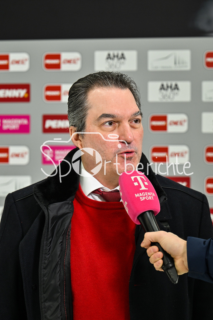 Augsburger Panther - Eisbären Berlin | AUGSBURG, GERMANY - 27. JANUARY: im Bild AEV Sportdirektor Larry MITCHELL beim Interiew mit MagentaSport vor dem Match zwischen den Augsburger Panthern und den Fischtown Pinguins am 43. Spieltag der Penny DEL im Curt Frenzel Stadion