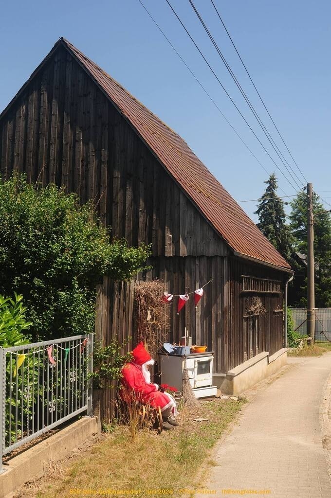Geißmannsdorf-2026-Ortsbilder-423 | Geißmannsdorf bei Bischofswerda im Sommer 2026. Ein fotografischer Streifzug durch das Dorf Geißmannsdorf, mit Gebäuden, Straßen, Strohpuppen und geschmückten Vorgärten und Grundstücken anlässlich der 800-Jahr-Feier von Geißmannsdorf im Juni 2026 - Realisiert mit Pictrs.com