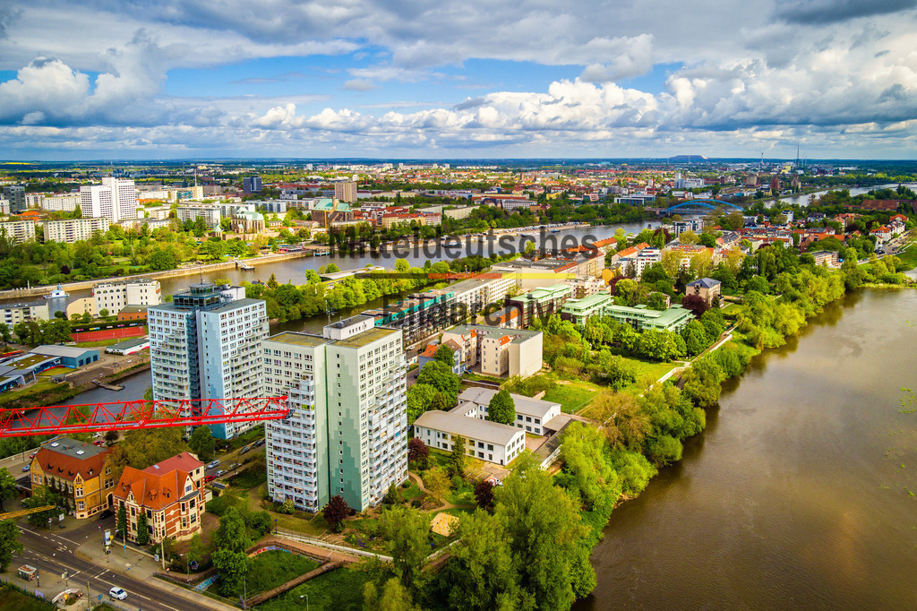 Magdeburg Werder Mittelstraße Lingner-0017 | Hochhäuser auf dem Werder mit Lingnerstraße bei Alte Elbe - Realisiert mit Pictrs.com