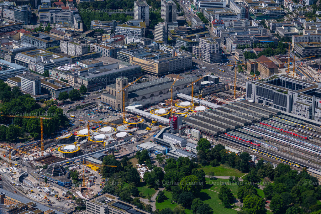 4034630 | STUTTGART 22.07.2020 Bauarbeiten zum Verkehrs- und Städtebauprojekt " Stuttgart 21 " am Hauptbahnhof in Stuttgart im Bundesland Baden-Württemberg. Weiterführende Informationen bei: DB Netz AG,  Deutsche Bahn AG,  Ed. Züblin AG,  GODEL-BETON GmbH,  HTG Ingenieurbüro für Bauwesen GmbH,  Ingenhoven architects GmbH,  SÜLZLE Stahlpartner GmbH,  Vössing Ingenieurgesellschaft mbH. // building of the main station of the railway and construction site for the development project "Stuttgart 21" in Stuttgart in the state of Baden-Wurttemberg. Further information at: DB Netz AG,  Deutsche Bahn AG,  Ed. Zueblin AG,  GODEL-BETON GmbH,  HTG Ingenieurbuero fuer Bauwesen GmbH,  Ingenhoven architects GmbH,  SUeLZLE Stahlpartner GmbH,  Voessing Ingenieurgesellschaft mbH. Foto: Gerhard Launer