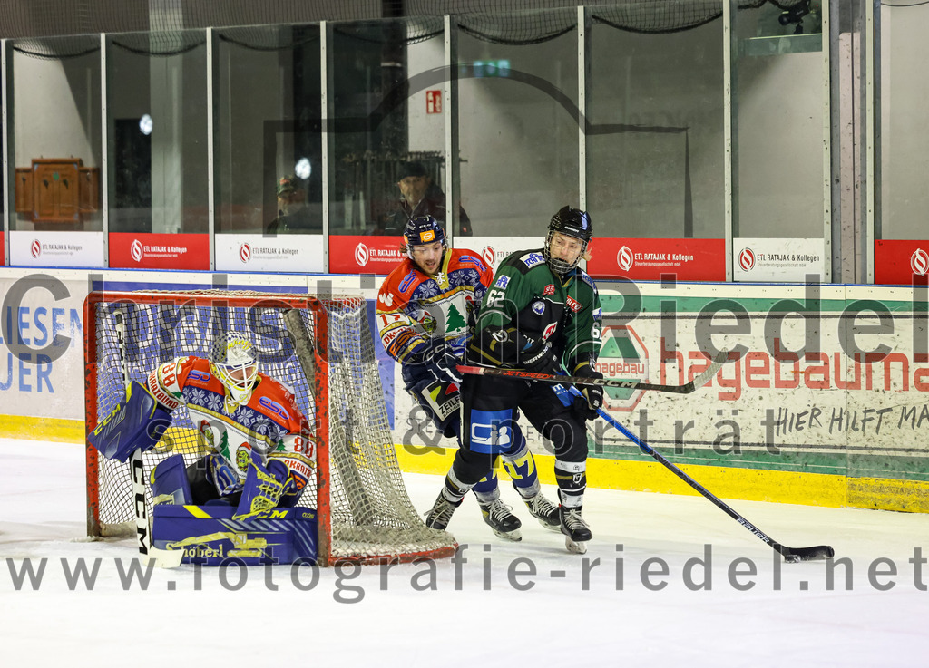2022-12-09_131_TSV_Erding_gegen_EHC_Waldkraiburg | Erding, Deutschland, 09.12.2022:
Eishockey, Bayernliga 2022 / 2023, 19. Spieltag, TSV Erding gegen EHC Waldkraiburg, Endergebnis: 9:2

Torwart Kevin Yeingst (EHC Waldkraiburg, #80), Daniel Schmidt (EHC Waldkraiburg, #17), Michael Franz (Erding Gladiators, #62)

Foto: Christian Riedel / fotografie-riedel.net
