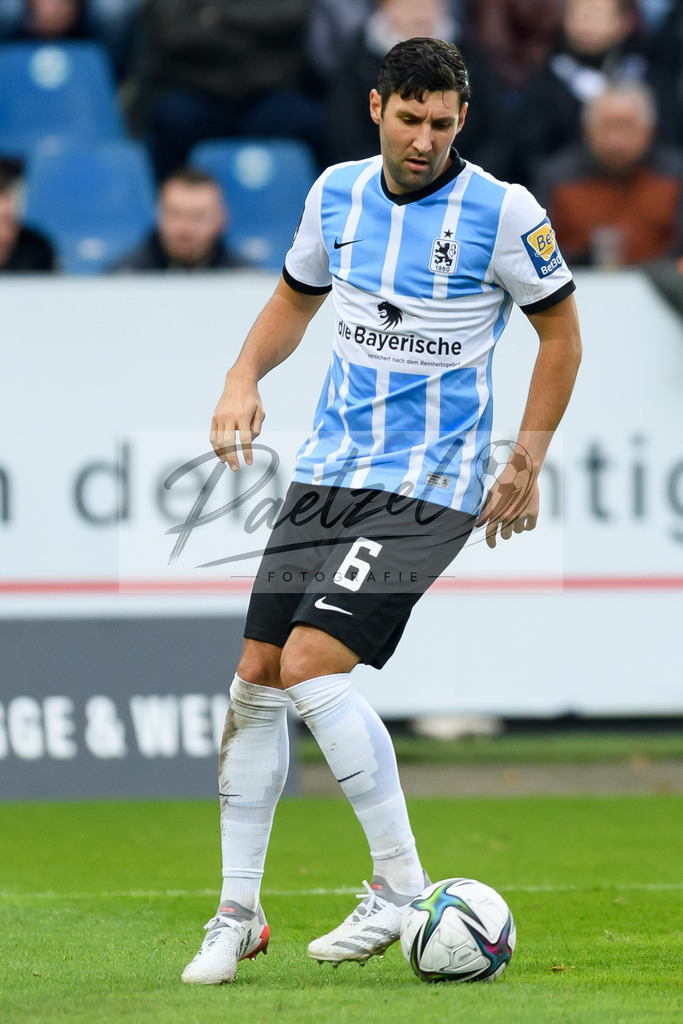 OSNTSV20211106_107 | Fussball, Herren: Stephan Salger (TSV 1860 Muenchen) in Aktion, am Ball, Einzelaktion bei dem Spiel der 3. Liga zwischen VfL Osnabrueck und TSV 1860 Muenchen im Stadion an der Bremer Bruecke am 06.11.2021 in Osnanbrueck, Deutschland.DFB / DFL REGULATIONS PROHIBIT ANY USE OF PHOTOGRAPHS AS IMAGE SEQUENCES AND/OR QUASI-VIDEO. - Realisiert mit Pictrs.com