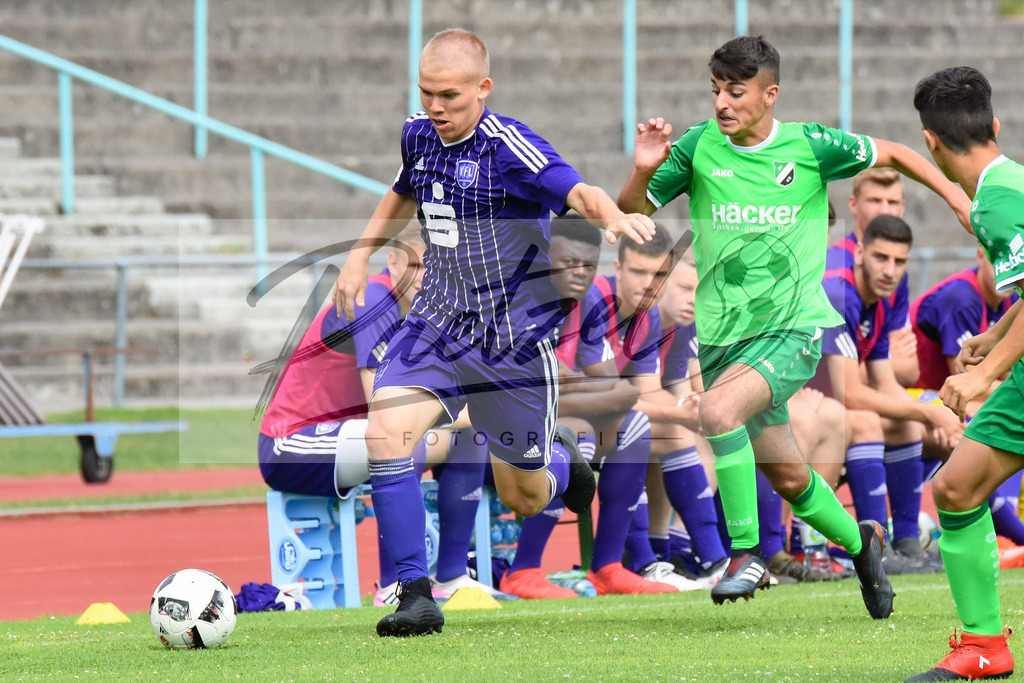 20180728_OSNSVR_0010 | Fußball, A-Junioren: Henry-Thoke Uchtmann (VfL Osnabrück), links im Zweikampf beim Testspiel zwischen VfL Osnabrück vs. SV Rödinghausen am 28.07.2018 im Sportpark Illoshöhe in Osnabrück, Deutschland.(Foto von Nico Paetzel) - Realisiert mit Pictrs.com