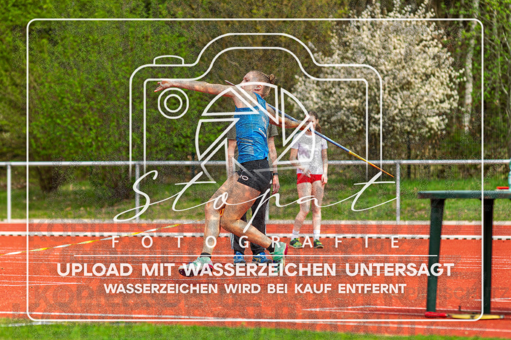 KMHK-1071 | Svea Funck (TV Jahn Walsrode (NI)) bei den Kreismeisterschaften Leichtathletik-Wurf Heidekreis 2026 im Boehmewaldstadion, Soltau (Simon Paul Stopat) - Realisiert mit Pictrs.com