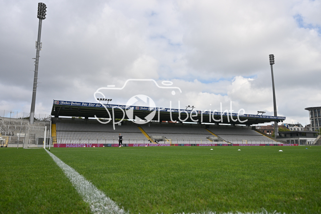 FC Bayern Amateure - FC Würzburger Kickers | Das Stadion an der Grünwalder Strasse ist bereit für die REgionalliga Partie zwischen den kleinen Bayern und den Kickers aus Würzburg / Grünwalder Stadion / Symbolbild / Regionalliga Bayern: FC Bayern Amateure - FC Würzburger Kickers; Grünwalder Stadion am 27.09.2025