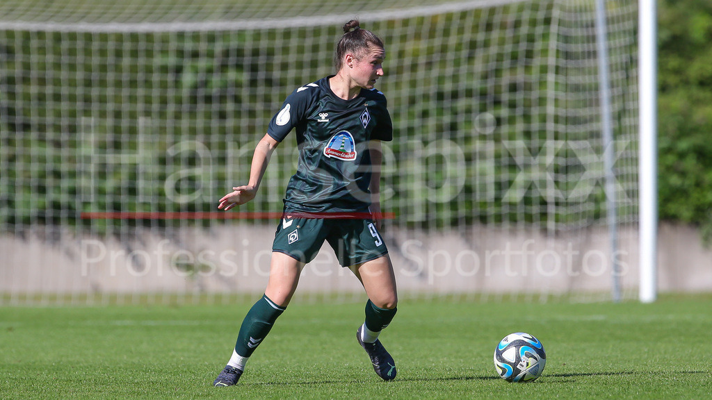 Fussball, DFB-Pokal Frauen, Borussia Mönchengladbach - SV Werder Bremen | v.li.: Sophie Weidauer (SV Werder Bremen, 9) Freisteller, Einzelbild, Ganzkörper, Aktion, Action, Spielszene, DIE DFB-RICHTLINIEN UNTERSAGEN JEGLICHE NUTZUNG VON FOTOS ALS SEQUENZBILDER UND/ODER VIDEOÄHNLICHE FOTOSTRECKEN. DFB REGULATIONS PROHIBIT ANY USE OF PHOTOGRAPHS AS IMAGE SEQUENCES AND/OR QUASI-VIDEO.