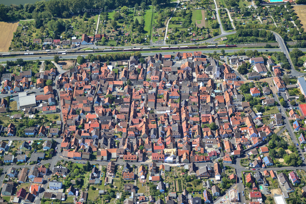3650072 | THüNGERSHEIM 31.08.2016 Altstadtbereich und Innenstadtzentrum  in Thüngersheim im Bundesland Bayern, Deutschland // Old Town area and city center  in Thüngersheim in the state Bavaria, Germany Foto: Gerhard Launer