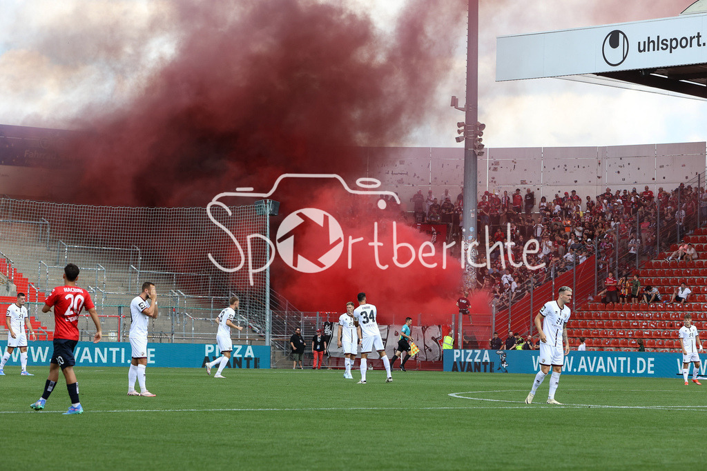 SpVgg Unterhaching - FC Ingolstadt | Die FAns der Schanzer zuenden Pyrotechnik / Pyro / Ultras