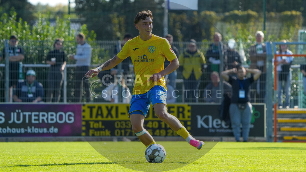 Fußball, Herren, Saison 2025/2026, Regionalliga Nordost, 10. Spieltag, FSV 63 Luckenwalde vs. BSG Chemie Leipzig, Samstag 27.09.2025, Werner-Seelenbinder-Stadion Luckenwalde, | Fußball, Herren, Saison 2025/2026, Regionalliga Nordost, 10. Spieltag, FSV 63 Luckenwalde vs. BSG Chemie Leipzig, Samstag 27.09.2025, Werner-Seelenbinder-Stadion Luckenwalde, Im Bild: Tim Schleinitz (Luckenwalde) - Realisiert mit Pictrs.com